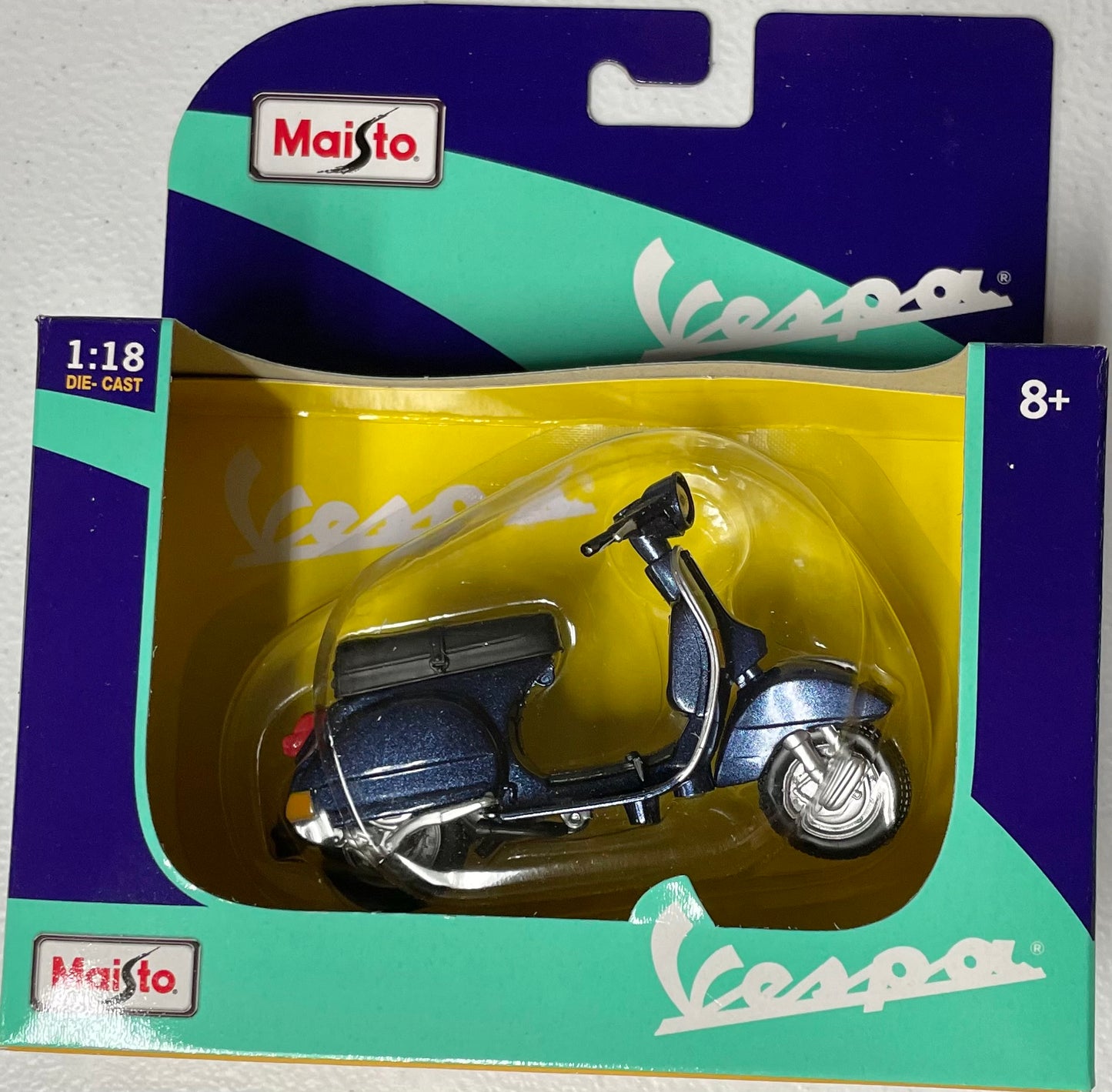 Maisto 1:18 die cast 1978 Vespa P150X Scooter