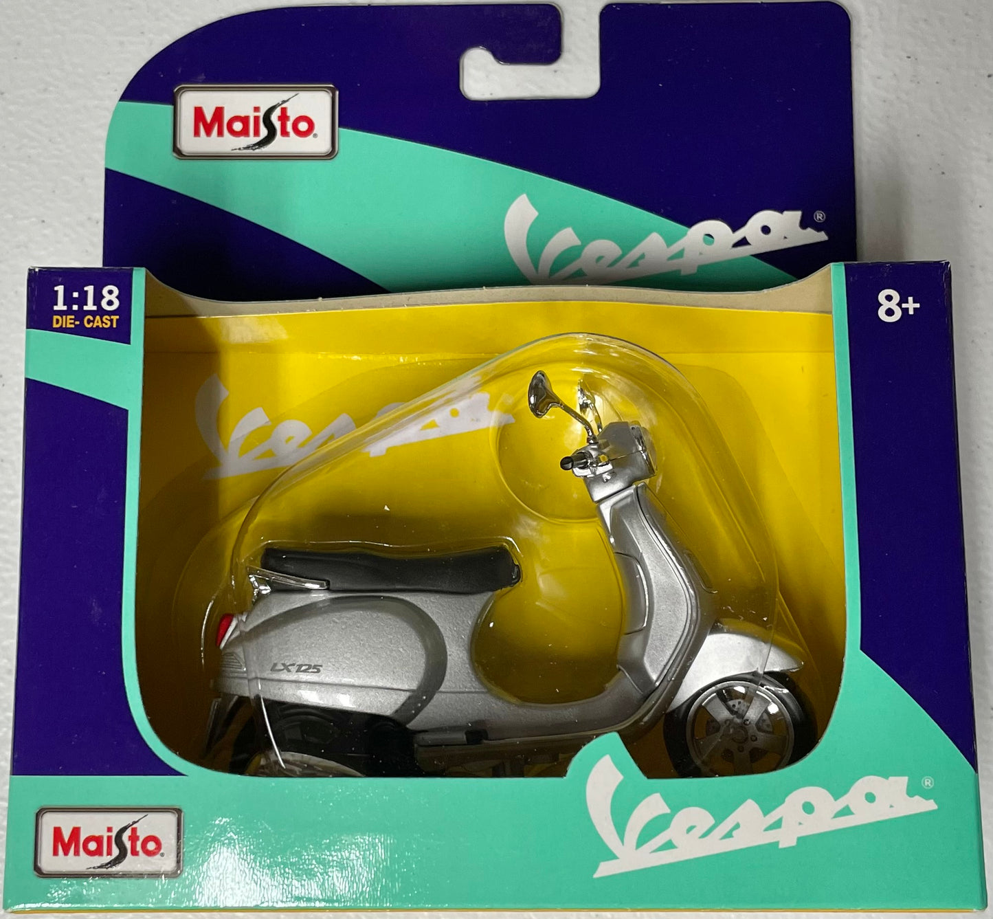 Maisto 1:18 die cast 2005 Vespa LX125 Scooter