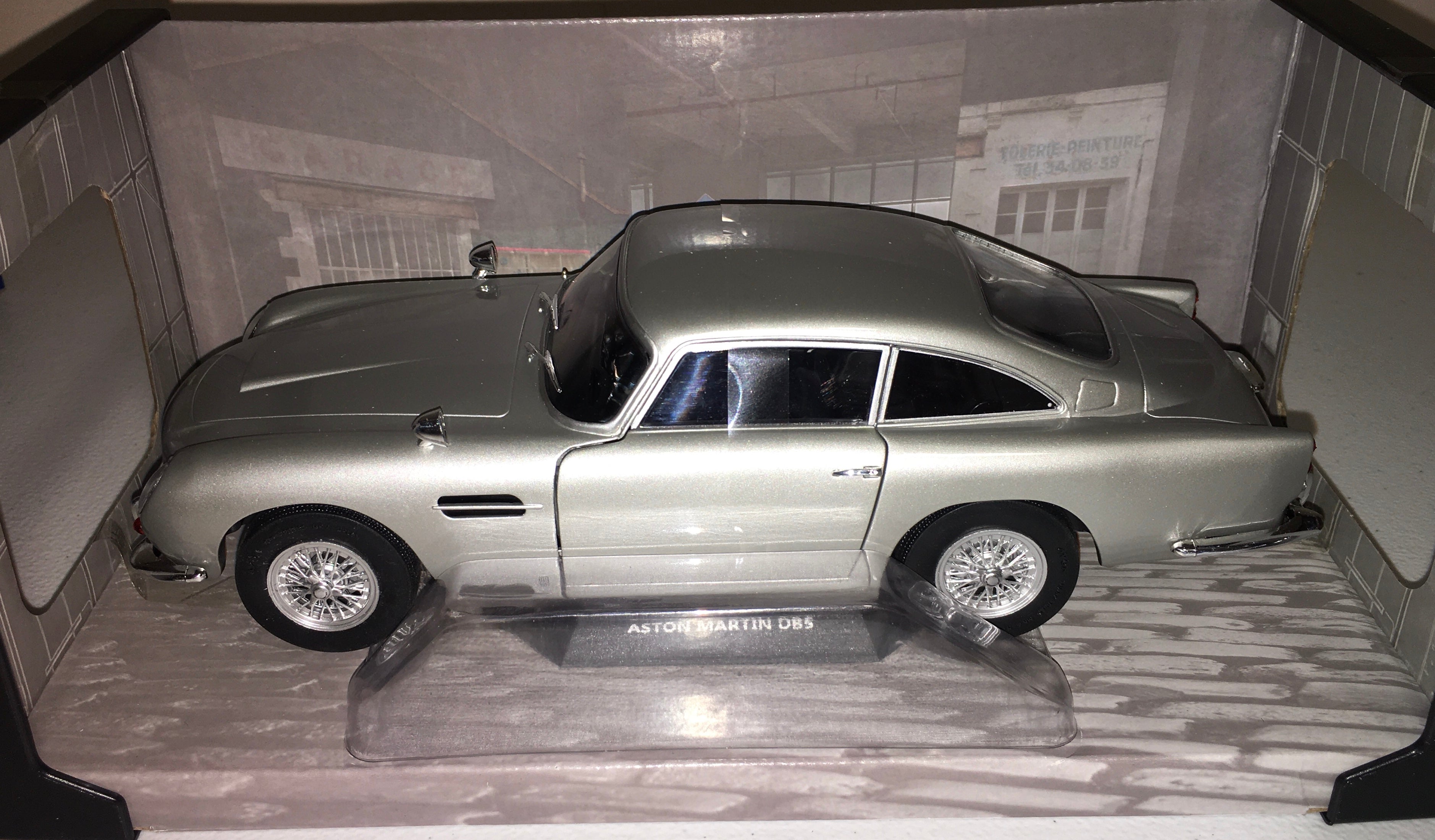 Solido 1:18 die cast 1964 Aston Martin DB5 – Sublime Collectibles